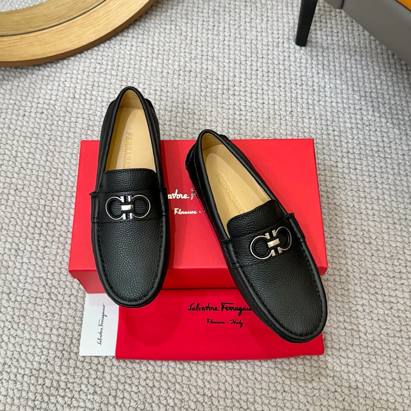 Men's men's shoes 💰420 (Yangli) Ferragamo 〰Ferragamo 2⃣️0⃣️2⃣️5️⃣ New series 👊🏻 Upper 🇮🇹 Italian imported calfskin, original outsole molding. Water-dyed sheepskin lining. The identity of every successful man is set off, and the upper and lower shoes are elegant and stable🚶🏻🚶🏻The high-end custom counter original replica is an eternal classic🔍️Number of codes: 38-46 with counter packaging